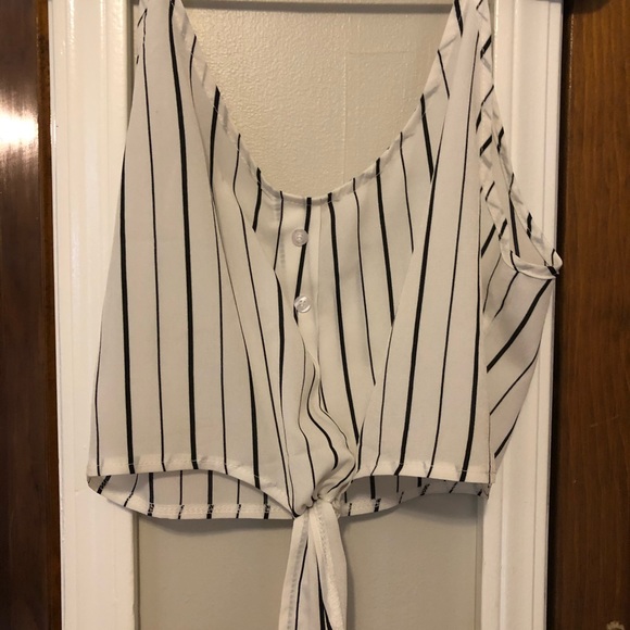 Striped Knotted Crop Top - Picture 3 of 3
